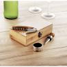 Ensemble de vin dans une boîte en bambou