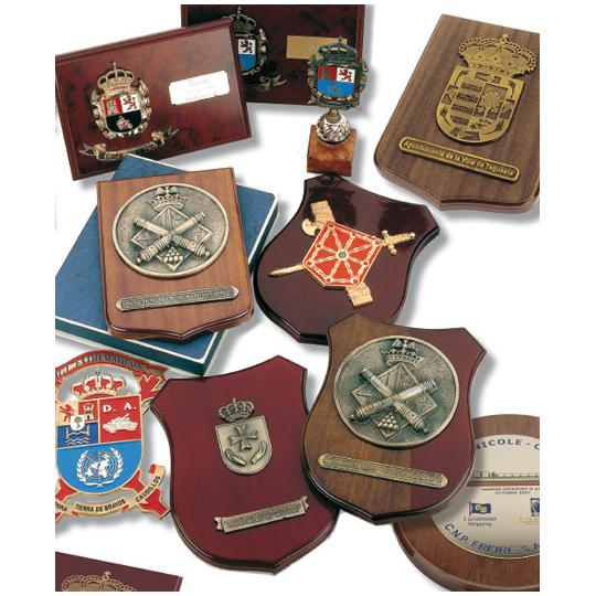 Placa de madeira com medalha